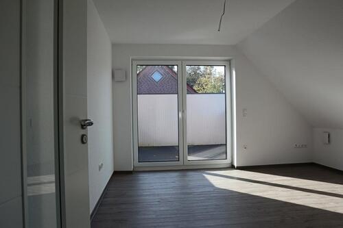 Foto - Moderne 3-Zimmer-Oberwohnung mit Einbauküche, Balkon und Carport – Papenburg Obenende