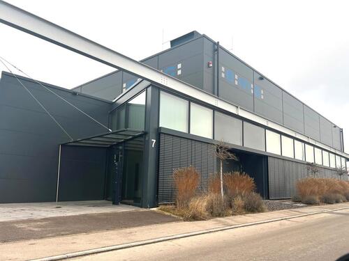 Foto - Neuwertige Hochregallagerhalle mit Büroetage in Gewerbelage von Langenau