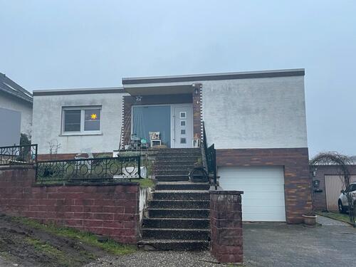 Foto - Haus mit Einliegerwohnung, Garten und Garage