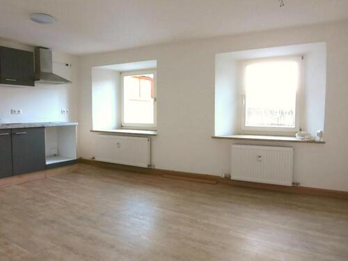 Foto - Modern sanierte 2-Zimmer-Wohnung mit offenem Wohn-Essbereich und Einbauküche in Sulzbach-Rosenberg