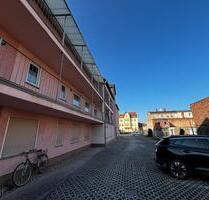 Zentrale 2-Zimmer-Wohnung mit großem Balkon & Stellplatz - Staßfurt
