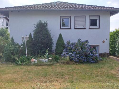 Foto - Freistehendes Einfamilienhaus mit Garage und Garten