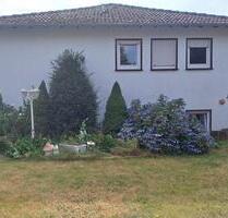 Freistehendes Einfamilienhaus mit Garage und Garten - Straßenhaus