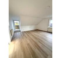 Rosbach: Sanierte 2,5 Zimmer DG- Wohnung mit Balkon, ab sofort - Windeck