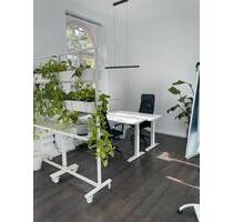 Zwei fixe Schreibtische in modernem Office in Kölner Südstadt
