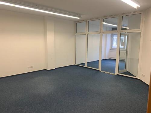 Foto - Attraktive Bürofläche mit Einbauküche und Parkplätzen