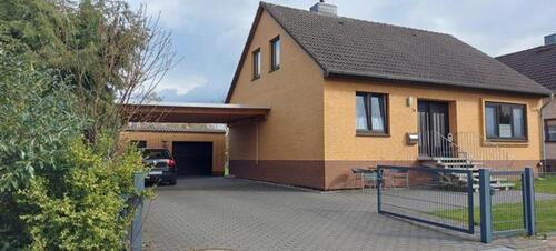 Foto - Zum Verkauf steht ein freistehendes, Einfamilienhaus mit Einliege