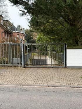 Foto - Tiefgaragenstellplatz mit elektr. Rolltor Decksteiner Gleueler