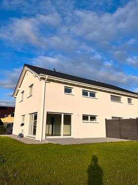 Foto - Doppelhaushälfte in Hunderdorf - 1.180,00&nbsp;EUR Kaltmiete, ca.&nbsp; 115,00&nbsp;m&sup2;