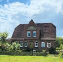 Foto - sanierungsbedürftiges Bauernhaus mit weitläufigen Grundstück