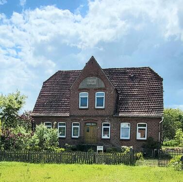 Foto - sanierungsbedürftiges Bauernhaus mit weitläufigen Grundstück