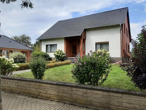 Foto - Großes Einfamilienhaus mit Einliegerwohnung auf dem Lande