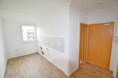 Foto - offene Küche! neu sanierte 4-Raum-Wohnung mit Badewanne und Balkon! Bezug ab 13.08.2026 möglich!