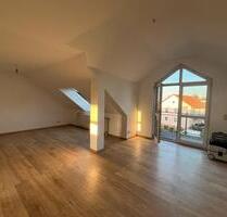 Schöne 2,5 Zimmer Dachgeschosswohnung mit Balkon - Höchstadt an der Aisch