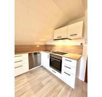 Ganz oben, ganz gemütlich – 2 Zimmer, Einbauküche & Carport - Hessisch Lichtenau