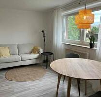 Sehr helle, komplett möblierte 2-Zimmer-Souterrainwohnung in Esslingen-Zell Wohnen auf Zeit - Esslingen am Neckar Oberesslingen