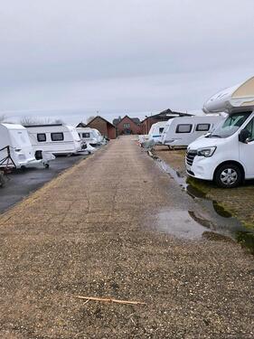 Foto - Stellplatz, Boot Wohnwagen, Wohnmobil
