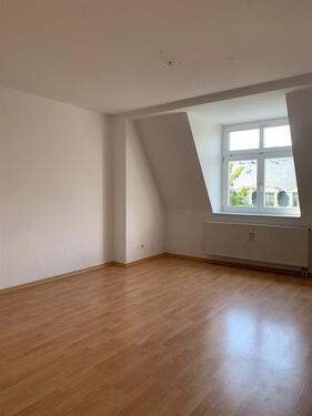 Foto - DG 3-Zimmer mit Balkon, Wanne, Abstellraum und Laminat in ruhiger Lage! EBK mgl.