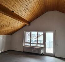 Frisch renovierte lichtdurchflutete DG-Wohnung mit großem Balkon - Einhausen