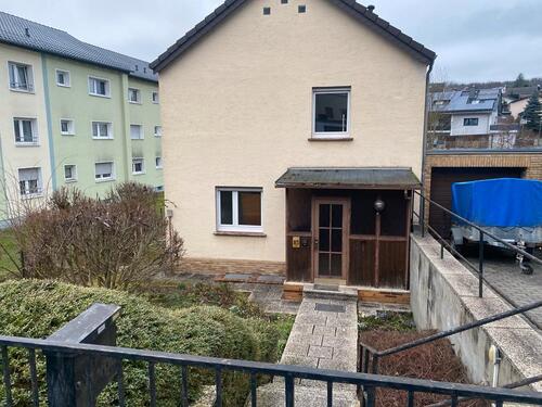 Foto - Haus mit Garten und Garage zu vermieten