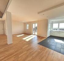 Stilvolle 3,5-Raum-Maisonette-Wohnung m. lux. Ausstattung, Balkon und EBK in Griesheim