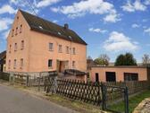 Foto - Freistehendes Haus mit Garagen, Einfahrt und Garten in Waldheim