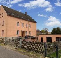 Freistehendes Haus mit Garagen, Einfahrt und Garten in Waldheim