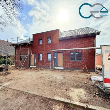 Foto - Neubau Attraktive Doppelhaushälfte mit Terrasse, Garten und Carport!