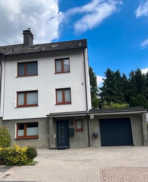 Foto - Luxuriöses Einfamilienhaus Garage Terasse klimatisiert Kamin