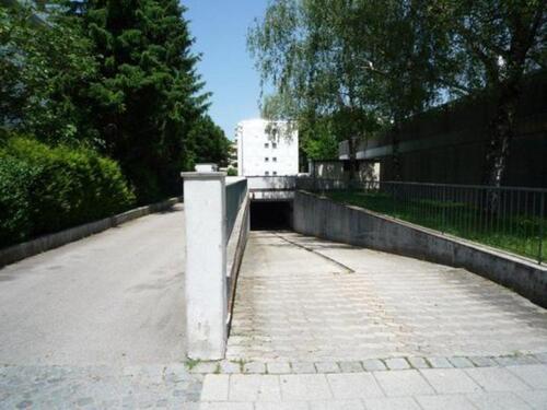 Foto - Übergroße abgeschlossene Einzelgarage mit Licht und Strom