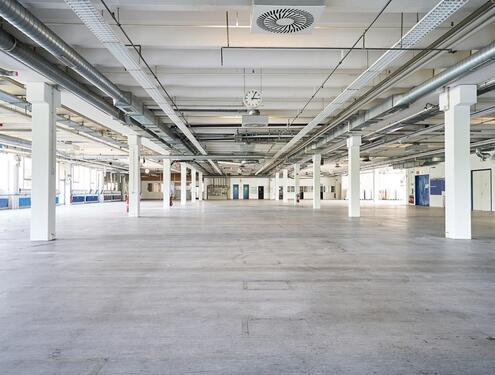 Foto - Top Logistikfläche ab 2 EURm²– Halle mit Büro, Rampe, Strom & Wasser! *