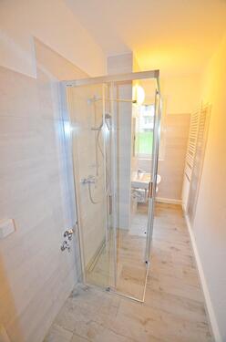 Foto - neu sanierte 3-Raum-Erdgeschosswohnung, bodengleiche Dusche, Stellplatz, Balkon! Bezug ab 09.07.2026 möglich!
