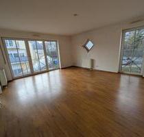 Helle 2-Raum-Wohnung mit Balkon, Badewanne & Abstellraum – frisch renoviert in Burkhardtsdorf