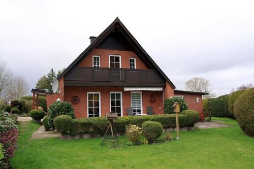 Foto - Doppelhaushäfte mit großem Garten auf dem Lande
