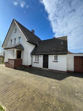 Foto - Einfamilienhaus mit Doppelgarage und Garten