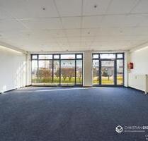 **Vielseitige Gewerbeeinheit mit 112 m², großer Fensterfront und Tiefgaragenstellplätzen – ideal für Büro oder Ladengeschäft!** - Neutraubling