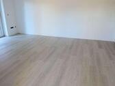 Foto - ERSTBEZUG! Zwei Stück! Eine 2026 neu erstellte 3 Zimmer-Whg. mit neuem Bad, Balkon und Kfz.-Platz!