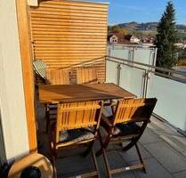 Die 2-Zimmer-Wohnung hat einen geräumigen Wohn- Koch- und Essbereich sowie ein Badezimmer mit Dusche und Waschbecken. Das Highlight der Wohnung ist die Dachterrasse mit Blick auf den Stadtturm. - Deggendorf