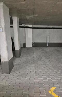 Foto - Tiefgaragenstellplatz - 80,00 EUR Miete,
