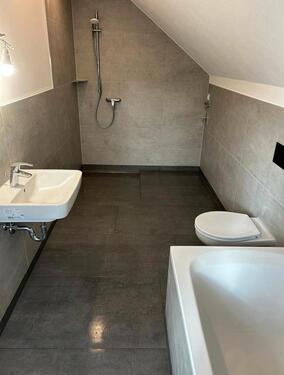 Foto - Moderne DG-2-R-Whg. mit Gartenmitbenutzung nach Komplettsanierung