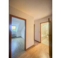 Nur noch Möbel rein - Gemütliche 4 Zimmer Dachgeschoss Wohnung in Oberhausen zu vermieten