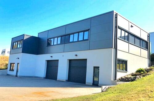 Foto - Gewerbe Büro Produkte Halle zu Mieten in Top Lange ‼️ Sehr Modern