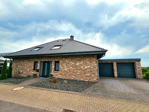 Foto - Haus mit großem Schwimmteich zu verkaufen (provisionsfrei)