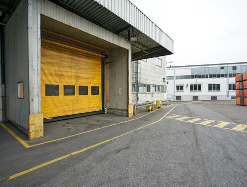 Foto - Autarke Lagerhalle mit Büroanteil und ebenerdigen Rolltor