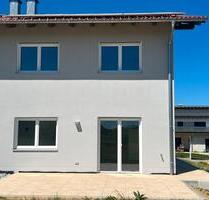 Modernes Smart-Home in Reisbach: DHH mit PV-Anlage & Einbauküche