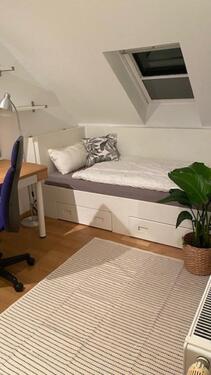 Foto - Helles, geschmackvoll möbliertes Zimmer mit Balkon in Enger