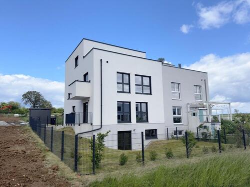 Foto - *PETS ALLOWED IN 2-STORY APPARTMENT* approx. 116 m², 3-room, 2-bed, 1.25-bath, garage, and garden