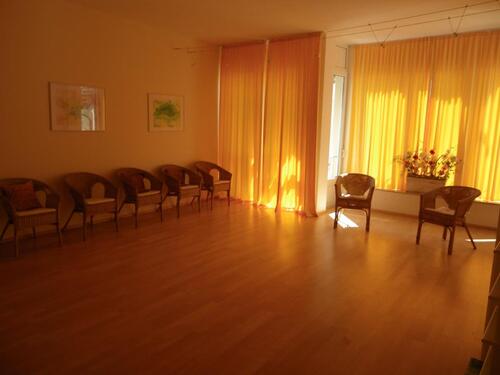 Foto - Großer, heller Praxis-Gruppenraum vieleseitig nutzbar