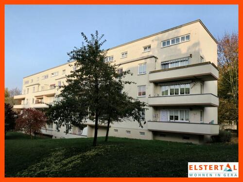 Foto - Im Bauhausstil mit Oberlicht wohnen Offene Küche Bad mit Wanne Blick ins Grüne