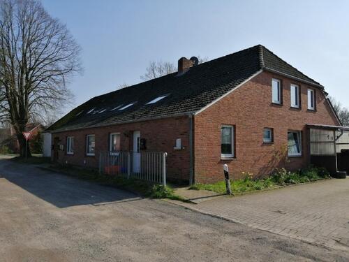 Foto - Dachgeschosswohnung mit drei Zimmer, Küche, Bad mit Fenster und Badewanne ab 01.05.2026